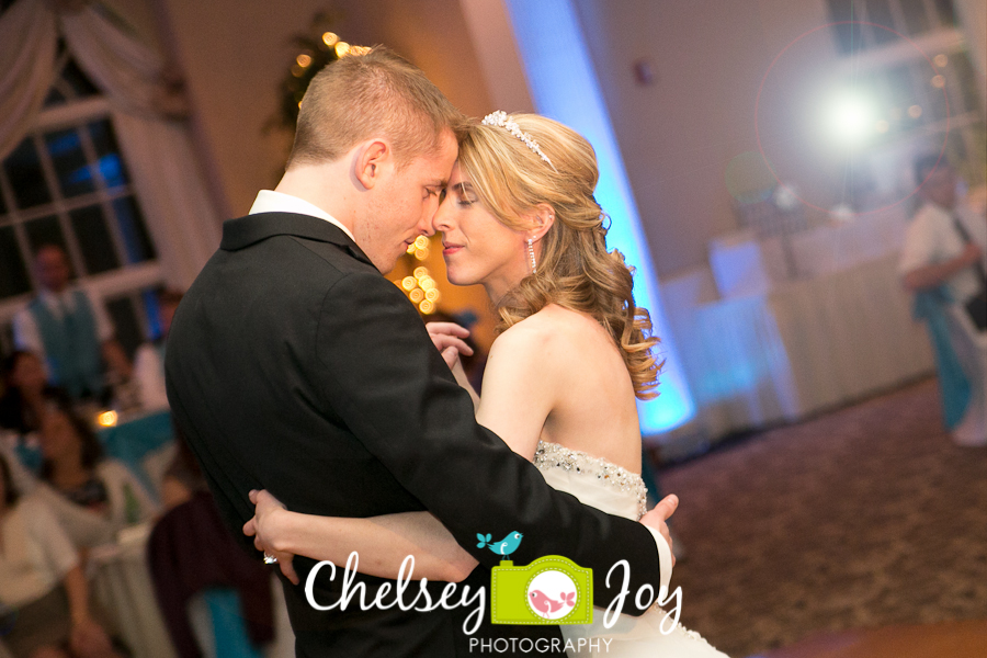 Glen Ellyn Candid Wedding Photographer