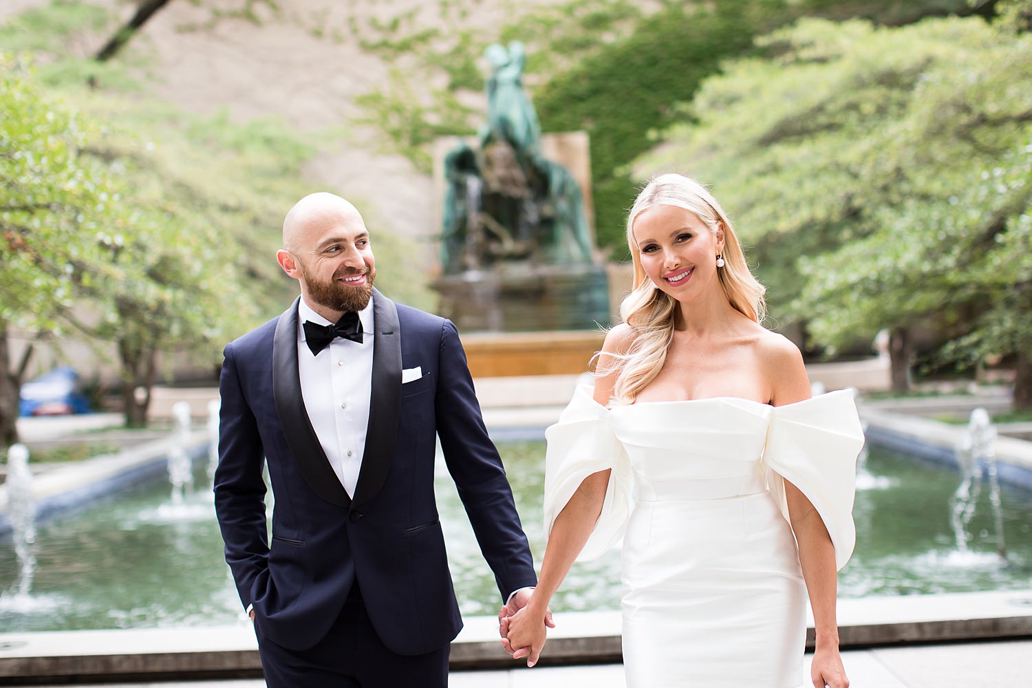 Couple walking in Art Institute of Chicago south garden