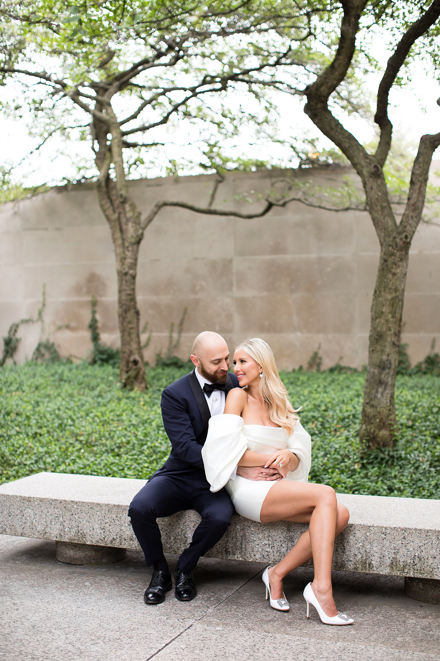 Chicago elopement photos at the Art Institute of Chicago south garden