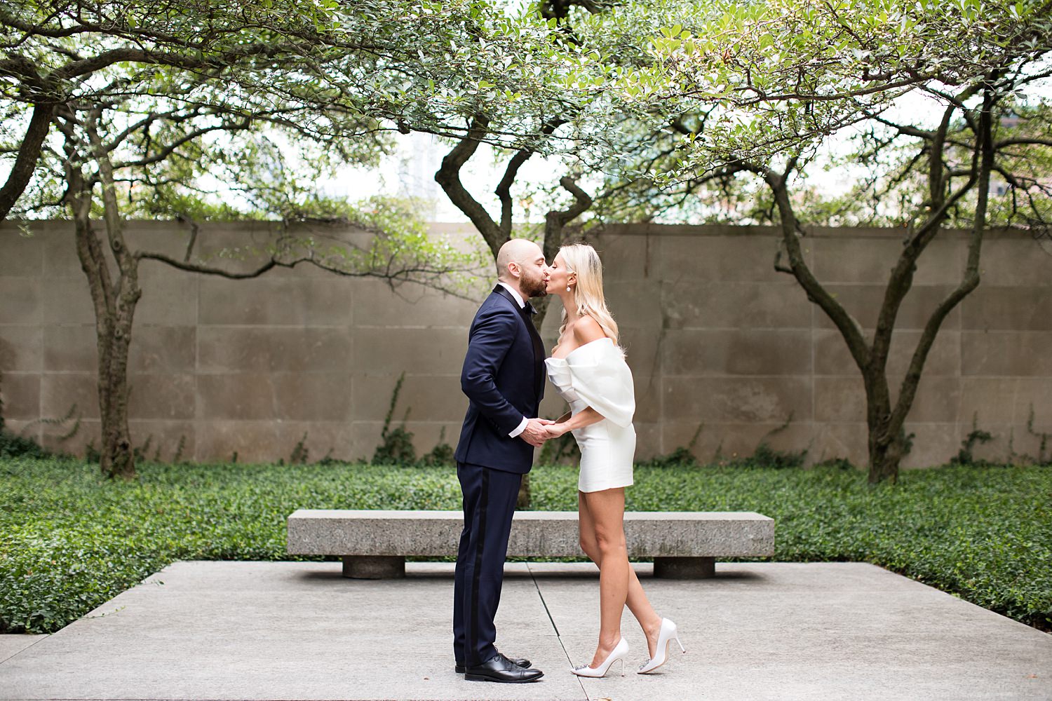 Marta and Nick kissing in the Art Institute of Chicago south garden